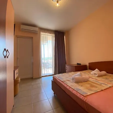 Casa de hóspedes деника 3*