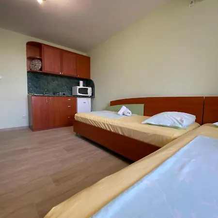 деника Къща за гости 4*